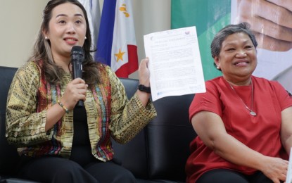 <p><strong>BIRTH REGISTRATIONS.</strong> Baby Jean Alid, officer-in-charge of the Philippine Statistics Authority - Davao Region's Civil Registration and Administrative Services Division, shows a copy of the agency's statement regarding fraudulent birth registrations during the Kapihan sa Bagong Pilipinas forum in Davao City on Tuesday (July 23, 2024). Alid assures the PSA will help authorities hold the staff accountable for fraudulent birth registrations in a Davao del Sur town. <em>(PNA photo by Robinson Niñal Jr.)</em></p>