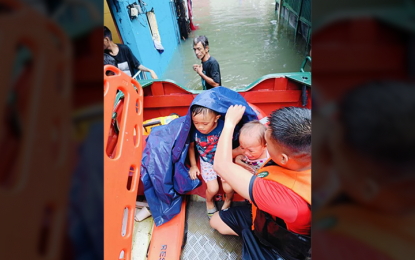 <p><strong>RESCUED</strong>. A member of the Philippine Coast Guard (PCG) secures children onboard a rescue vehicle amid widespread floods in the National Capital Region on Wednesday (July 24, 2024). The PCG has deployed several search and rescue teams in several parts of the NCR to ensure the safety of the public. <em>(Photo courtesy of PCG)</em></p>