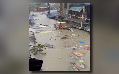 <p><strong>FLOOD</strong>. More than 52 villages in seven towns of Bulacan suffered from flooding due to strong rains caused by typhoon Carina and the high tide in Manila Bay on Wednesday (July 24, 2024).  Two roads  in the towns of Bulakan and Guiguinto were also reported unpassable to all types of vehicles. <em>(Screengrabbed from Karen Alvarez' FB Live)</em></p>