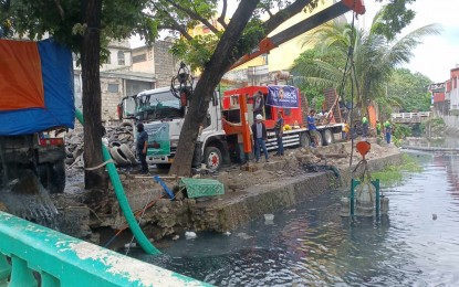 <p><strong>SILT-REMOVING MACHINE.</strong> A siphoning machine is seen partly submerged in the waters of Estero de Parian in Cebu City on Tuesday (July 23, 2024). Acting Mayor Raymond Alvin Garcia said the effort to remove silts and sludge buildup in the city rivers is in line with an ambitious plan to create river parks to sustain anti-flooding initiatives. <em>(PNA photo by John Rey Saavedra)</em></p>