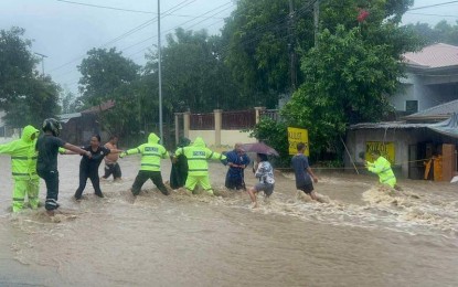 <p><strong>TYPHOON</strong>. Police from Central Luzon have been tasked to aid in helping people greatly affected by Super Typhoon Carina. Reports from police units in Central Luzon and the regional Office of Civil Defense said a total of 528 families are currently housed in 34 of the 800 evacuation centers across the region. <em>(Photo grabbed from PRO3 Facebook page)</em>. </p>