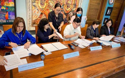 <p><strong>LIVELIHOOD SUPPORT.</strong> The Department of Labor and Employment (DOLE) in Western Visayas and the Iloilo City government sign an agreement for the Kabuhayan Project on Tuesday (July 23, 2024). The project stands to benefit 233 small businesses in Iloilo City. <em>(Photo courtesy of Iloilo City government)</em></p>