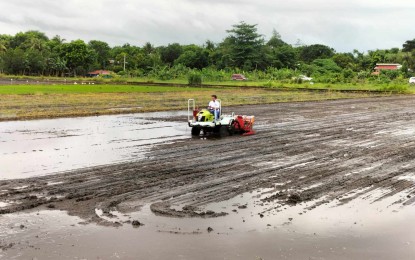 <p><strong>FARM MECHANIZATION.</strong> A demonstration of how to use a boom sprayer and rice precision seeder is part of the two-day roadshow of the Department of Agriculture, through the Philippine Center for Postharvest Development and Mechanization (PhilMech), at the Western Visayas Integrated Agricultural Research Center in Jaro District on Wednesday (July 24, 2024). The two-day roadshow presents new technologies that could help farmers increase their production and income. <em>(PNA photo by PGLena)</em></p>