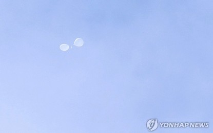 <p><strong>BALLOON ON PRES’L COMPOUND.</strong> A trash-carrying balloon sent by North Korea lands on the presidential office compound Wednesday (July 24, 2024). The Presidential Security Service readily dismissed that nothing dangerous had been found. <em>(Yonhap)</em></p>