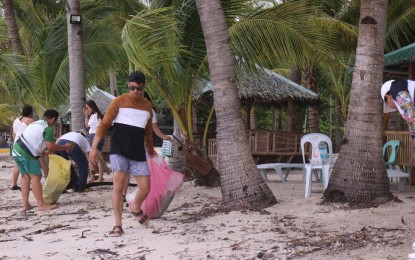 <p><strong>‘ISLAND HOLIDAY.’</strong> Volunteers conduct a cleanup drive in Kalanggaman Island, Palompon, Leyte on July 23, 2024. The local government unit has temporarily closed the picturesque Kalanggaman Island from July 22–26 for the destination to recuperate from tourism activities. <em>(Photo courtesy of Palompon local government)</em></p>