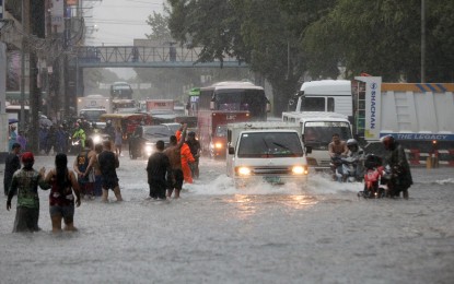 <p><strong>CODE BLUE</strong>. Motorists brave floods along Quezon Avenue and corner BMA Avenue in Quezon City as the southwest monsoon enhanced by Super Typhoon Carina continues to drench the metropolis on Wednesday (July 24, 2024). The Department of Health declared a Code Blue status on Thursday (July 25) in the National Capital Region, Calabarzon, Central Luzon, and Ilocos Region. <em>(PNA photo by Yancy Lim)</em></p>