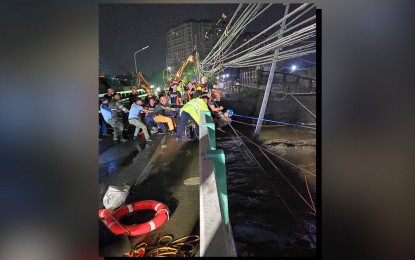 <p><strong>HIT BY BARGES.</strong> Bureau of Fire Protection personnel rescue a man aboard a barge that hit the F. Manalo Bridge in Pasig City after being swept by strong currents of the Marikina River on Wednesday night (July 24, 2024). Public Works Secretary Manuel Bonoan said Thursday (July 25, 2024) the bridge was temporarily closed for damage assessment and repair. <em>(Photo courtesy of Pasig Public Information Office)</em></p>