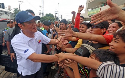 <p><strong>DISASTER RELIEF</strong>. President Ferdinand R. Marcos Jr. greets residents during his inspection of the Navotas Pumping Station and Navigational Gate at Navotas City on Thursday (July 25, 2024). During his inspection, the President also provided relief goods to the evacuees in Valenzuela and Navotas.<em> (Presidential Photojournalists Association)</em></p>