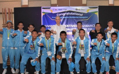 <p><strong>PALARO MEDALISTS.</strong> Negros Occidental Governor Eugenio Jose Lacson (center) pose with officials of the Department of Education and Negrense medalists in boxing during the 2024 Palarong Pambansa held in Cebu City. The provincial government distributed PHP901,000 in cash incentives to the winning athletes, coaches, chaperones, and trainers during a ceremony held at the Negros Residences in Bacolod City on Thursday (July 25, 2024). <em>(Photo courtesy of PIO Negros Occidental)</em></p>