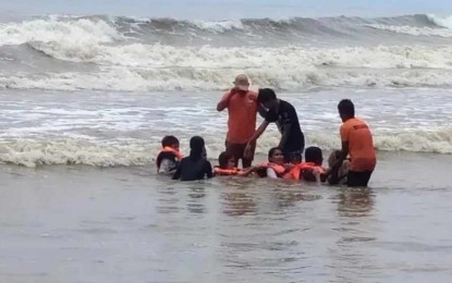 <p><strong>TRAINING.</strong> Dao Lifesaving Advocates conducts Basic Water Safety training in Tobias Fornier, Antique on July 14, 2024. Charlie Tacda, who trained with the Philippine Red Cross and Philippine Lifesavers Society, said the free training will help the youth respond to emergency cases.<em> (Photo courtesy of Dao Lifesaving Advocates)</em></p>