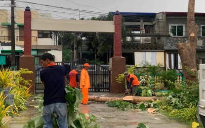 <p><strong>CLEANING UP</strong>. Volunteer workers help clean up the Eladio V. Barangan Elementary School in San Nicolas, Ilocos Norte on Friday (July 26, 2024). Typhoon Carina has so far left PHP221.94 million in damage to agriculture and infrastructure in the province. <em>(PNA photo by Leilanie Adriano)</em></p>