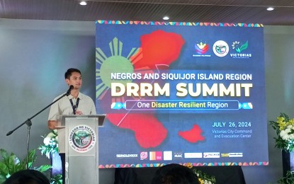 <p><strong>DISASTER RESILIENCE.</strong> Victorias City Mayor Javier Miguel Benitez speaks at the first Negros and Siquijor Island Region Disaster Risk Reduction and Management Summit held at the city’s Command and Evacuation Center on Friday (July 26, 2024). Disaster response officers and local chief executives are collaborating to achieve a disaster-resilient Negros Island Region (NIR) comprised of Negros Occidental, Negros Oriental and Siquijor. <em>(PNA photo by Nanette L. Guadalquiver)</em></p>