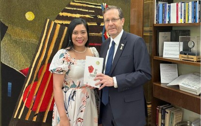 <p>Filipina nurse Camille Jesalva with Israeli President Isaac Herzog at the President's House in Jerusalem<em> (Photo courtesy of Philippine Embassy in Israel)</em></p>