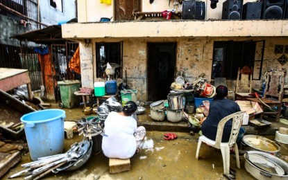 <p><strong>AFTERMATH.</strong> Residents of Barangay Tumana, Marikina City clean their homes on July 26, 2024, two days after massive floods due to the enhanced southwest monsoon and Typhoon Carina drenched Metro Manila and nearby provinces. The NDRRMC on Monday (July 29) said the death toll from the recent calamity has climbed to 36.<em> (PNA photo by Joan Bondoc)</em></p>