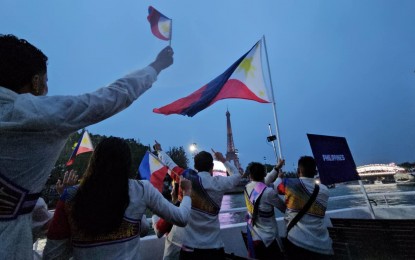 <p>Team Philippines at the opening of the Paris Olympics along the Seine River on July 26, 2024 (July 27, PH time) <em>(Photo courtesy of Abraham Tolentino)</em></p>