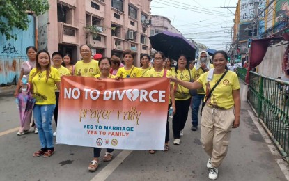 <p><strong>NO TO DIVORCE.</strong> A women's group shows up during the march and prayer rally organized by the Roman Catholic's Archdiocese of Cebu from Fuente Osmeña Rotunda to the Basilica Minore del Sto. Niño on Saturday (July 27, 2024). In his homily during the Holy Mass for the Family, Archbishop Jose Palma said Filipinos should be proud of the anti-divorce stance of the Philippines. <em>(PNA photo by John Rey Saavedra)</em></p>