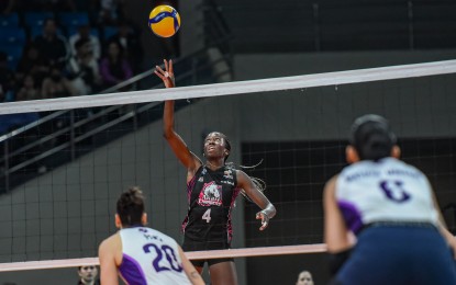 <p><strong>AMAZING PLAY.</strong> Akari's American Oluoma Okaro (No. 4) prepares send the the ball over two Choco Mucho defenders in the Premier Volleyball League Reinforced Conference at PhilSports Arena in Pasig City on July 23, 2024. She scored 38 points as the Chargers rallied past the Flying Titans, 18-25, 16-25, 25-21, 25-23, 15-13.<em> (Photo courtesy of PVL)</em></p>