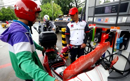 <p><strong>GAS UP.</strong> A gas station attendant fills up a motorcycle fuel tank in Paco, Manila on Monday (July 29, 2024). Local pump prices are set to decrease by less than PHP1 on Tuesday morning (July 30). <em>(PNA photo by Yancy Lim)</em></p>