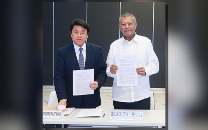 <p><strong>FREE LEGAL AID.</strong> Justice Secretary Jesus Crispin Remulla (right) and Philippine Association of Law Schools president Teodoro Pastrana lead the signing of a memorandum of agreement at the DOJ building in Ermita, Manila on Monday (July 29, 2024). The agreement seeks to provide free legal services to more Filipinos. <em>(DOJ photo)</em></p>