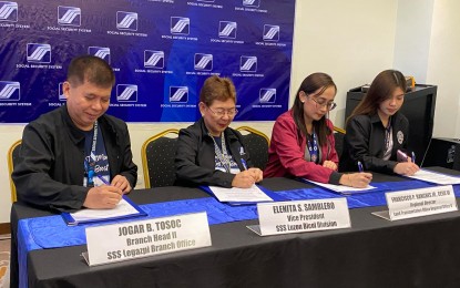 <p><strong>AGREEMENT</strong>. Officials of the Social Security System (left) and the Land Transportation Office in Bicol sign a memorandum of agreement on Tuesday (July 30, 2024) for the implementation of the SSS program for job orders and contractual workers. KaSSSangga Collect Program aims to protect the welfare of the employees since they are not covered by the Government Service Insurance System. <em>(PNA photo by Connie Calipay)</em></p>