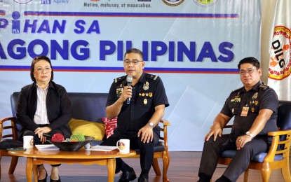 <p>BFP-NCR director Fire Chief Supt. Nahum Tarroza (center)<em> (PNA photo by Jess Escaros Jr.)</em></p>