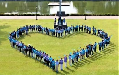 <p><strong>END HUMAN TRAFFICKING</strong>. Advocates from various sectors in Negros Occidental form themselves into a blue heart at the Capitol Lagoon in Bacolod City to mark the World Day Against Trafficking in Persons on Tuesday (July 30, 2024). The Blue Heart campaign is a global awareness-raising initiative to fight human trafficking and its impact on society. <em>(Photo courtesy of PIO Negros Occidental)</em></p>