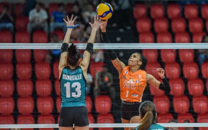 <p><strong>TOUGH WIN</strong>. Colombian Yeny Liseth Murillo of Farm Fresh (No. 1) tries to score against France Elize Ronquillo of Galeries Tower (No. 13) during the Premier Volleyball League Reinforced Conference at the PhilSports Arena in Pasig City on Tuesday (July 30, 2024). The Foxies won, 25-22, 35-37, 23-25, 25-20, 15-10 in two hours and 42 minutes.<em> (Photo courtesy of PVL)</em></p>