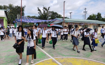 <p><strong>BACK TO SCHOOL.</strong> Students flock to the Northern Tacloban City High School during the first day of classes on Monday (July 29, 2024). The Department of Education reported that some campuses in the town centers of Eastern Visayas are dealing with overcrowding as parents prefer to enroll their children in central schools and not in campuses near their communities<em>. (PNA photo by Sarwell Meniano)</em></p>