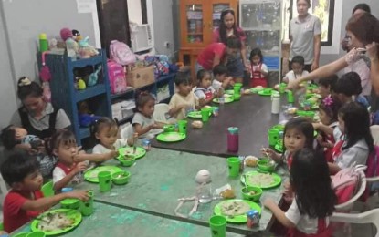 <p><strong>FEEDING PROGRAM</strong>. Learners in a child development center in Bayambang town, Pangasinan in this undated photo enjoy the meal prepared under the Supplementary Feeding Program of the Department of Social Welfare and Development. The program this year targets to benefit 101,374 child development centers or Day Care Center learners in the Ilocos Region. <em>(Photo courtesy of Balon Bayambang Facebook page)</em></p>