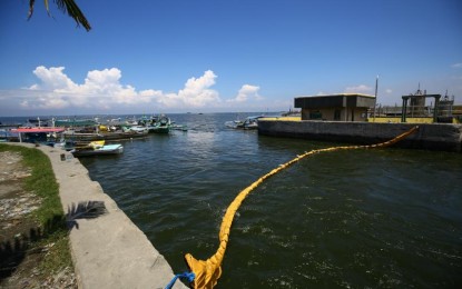 <p><strong>PREVENTIVE MEASURE</strong>. The Philippine Coast Guard installs an oil spill boom at the floodgates of the Metropolitan Manila Development Authority in Barangay Tanza Uno, Navotas City on Wednesday (July 31, 2024). The oil spill from M/T Terra Nova has not yet reached the shores of Metro Manila since its sinking off Limay town, Bataan province six days ago. <em>(PNA photo by Joan Bondoc)</em></p>