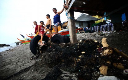 <p><strong>COMPENSATION.</strong> Residents of Barangay Amaya 5, Tanza, Cavite can only stare at the oil spill off Limay, Bataan that reached their coastal village on July 30, 2024. Department of Justice Undersecretary Raul Vasquez on Saturday (Aug. 17) said the International Oil Pollution Compensation Funds is ready to compensate the victims of the oil spill. <em>(PNA photo by Joan Bondoc)</em></p>