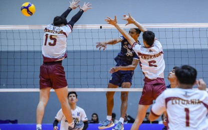 <p><strong>SCORE.</strong> National University's Michaelo Buddin (in blue jersey) scores against Perpetual's Dexter Arrozado (No. 15) during the V-League Men’s Collegiate Challenge at the Paco Arena in Manila on Wednesday (July 31, 2024). The Bulldogs won, 25-21, 22-25, 25-14, 25-22. <em>(Photo courtesy of V-League)</em></p>