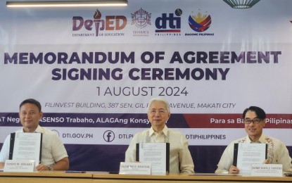 <p><strong>NEW TRACK</strong>. Photo shows (from left) Education Secretary Juan Edgardo Angara, Trade Secretary Alfredo Pascual, and Thames International School co-founder and president Jaime Noel Santos with the signed memorandum of agreement to offer and implement an e-commerce track to senior high school students. The signing ceremony was held at the new DTI Office in Filinvest Building in Makati City on Aug. 1, 2024. <em>(PNA photo by Kris M. Crismundo)</em></p>