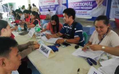 <p><strong>EDUC ASSISTANCE.</strong> The Department of Social Welfare and Development (DSWD), through the USWAG Ilonggo Party-list, releases PHP11.14 million in educational assistance to 1,114 college students in Antique on Thursday (Aug. 1, 2024). USWAG Ilonggo Party-list Rep. James Ang, in his message, urged students to use it wisely to finish their schooling. <em>(PNA photo by Annabel Consuelo J. Petinglay)</em></p>