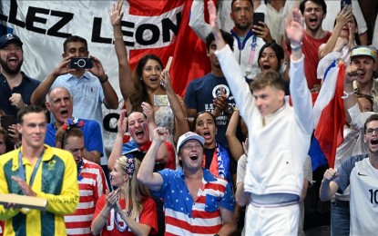 <p>HISTORIC DOUBLE. France’s swimmer Leon Marchand acknowledges the enthusiastic home crowd at the podium after winning historic double gold in one session in the ongoing Paris Olympics on Wednesday (July 31, 2024). Marchand is the first swimmer in history to win the 200-meter butterfly and the 200-meter breaststroke at the same Games. (Anadolu photo)</p>