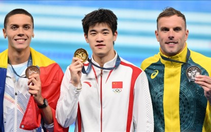 <p><strong>RECORD BREAKER</strong>. Gold medalist Pan Zhanle (center) of Team China, silver medalist Kyle Chalmers (right) of Team Australia and bronze medalist David Popovici of Team Romania celebrate on the podium in the men's 100-meter freestyle finals on Day 5 of the Olympic Games at Paris La Defense Arena in Nanterre, Paris, France on Thursday (Aug. 1, 2024). Zhanle set a new world record of 46.40 seconds. (Anadolu Agency photo by Mustafa Yalcin)</p>