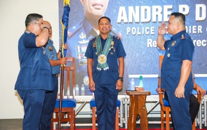 <p><strong>NEW POLICE HEADS</strong>. Police Regional Office in Bicol (PRO5) Regional Director Andre Dizon (center) oversees the change of command for the chief of the Camarines Sur Provincial Police Office last July 31, 2024. Col. Virgilio Olalia Jr. (right) assumed the post as the new Camarines Sur provincial police director, replacing Col. Julius Caesar Domingo (left), who will be pursuing further schooling and training. <em>(Photo courtesy of PRO5)</em></p>
<p> </p>