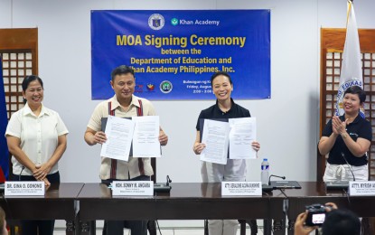 <p><strong>EDUCATIONAL TECHNOLOGY.</strong> Education Secretary Sonny Angara (2nd from left) and Khan Academy Philippines President and Chief Executive Geraldine Acuña-Sunshine (3rd from left) sign a memorandum of agreement to use the latter’s innovative educational technology for teaching strategies at the Department of Education Central Office in Pasig City on Friday (August 2, 2024). The said partnership aims to maximize "safe and fun" learning tools to improve learners' capacity in mathematics. <em>(PNA photo by Robert Alfiler)</em></p>