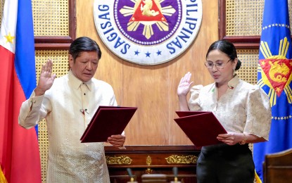 <p><strong>ACTING TRADE CHIEF.</strong> President Ferdinand R. Marcos Jr. administers the oath of office of Trade Undersecretary Ma. Cristina Roque as the Acting Secretary of the Department of Trade and Industry during a ceremony in Malacañang on Friday (Aug. 2, 2024). Roque's appointment came after Secretary Alfredo Pascual tendered his resignation, which took effect on Friday. <em>(Screengrab from DTI official website)</em></p>