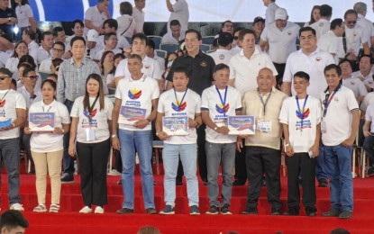 <p><strong>SERBISYO FAIR</strong>. Speaker Martin Romualdez (in black polo) leads the ceremonial turnover of government services and assistance during opening of the Bagong Pilipinas Serbisyo Fair at the Leyte Sports Development Center Grandstand in Tacloban City on Friday (Aug. 2, 2024). Some 253,000 residents in Eastern Visayas got PHP1.26 billion worth of government services and financial aid from the 21st edition of the Serbisyo Fair that began in August last year.<em> (Photo courtesy of Speaker’s office)</em></p>
<p> </p>