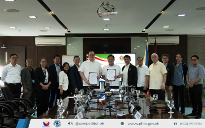 <p><strong>NEW OFFICE.</strong> Holding the signed memorandum of understanding are Philippine Competition Commission (PCC) Chairperson Michael Aguinaldo (left) and University of the Philippines (UP) President Angelo Jimenez (right) during the signing ceremony at UP Diliman campus on July 30, 2024. The PCC is eyeing to build its office and an academic center of excellence in competition law and policy inside the campus. <em>(Photo courtesy of PCC)</em></p>