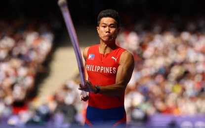 Obiena bucks shaky start to enter Paris pole vault finals