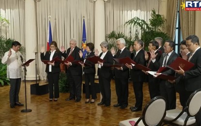 <p><strong>FIGHTING FAKE NEWS</strong>. President Ferdinand R. Marcos Jr. administers the oath of office to the Board of Trustees of the Association of Philippine Journalists - Samahang Plaridel Foundation Inc. at the Kalayaan Hall of Malacañan Palace in Manila on Friday (Aug. 2, 2024). In his speech, Marcos called on media workers to help his administration in fighting fake news. <em>(Screenshot from Radio Television Malacañang)</em></p>