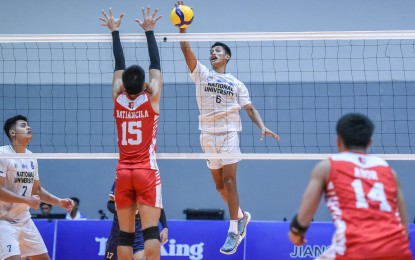 <p><strong>HIGH JUMP.</strong> National University's Michaelo Buddin (No. 6) tries to score against Emilio Aguinaldo College's Kenneth Batiancila (No. 15) during the V-League Men’s Collegiate Challenge at Paco Arena in Manila on Sunday (Aug. 4, 2024). The Bulldogs won, 25-19, 25-23, 25-15. <em>(Photo courtesy of V-League)</em></p>