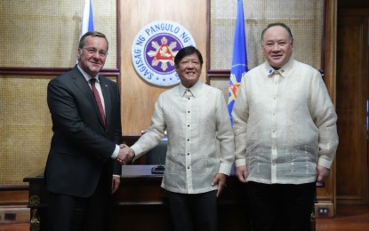 <p><strong>DEFENSE TIES</strong>. President Ferdinand R. Marcos Jr. welcomes German Federal Minister of Defense Boris Pistorius (left) during a courtesy call at the Malacañan Palace on Monday (Aug. 5, 2024). In their meeting, Pistorius said his meeting with Defense Secretary Gilberto Teodoro Jr. on Sunday was splendid and they both committed to deepen defense cooperation between the Philippines and Germany. <em>(Presidential Communications Office Photo)</em></p>