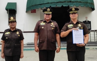 <p><strong>COMMENDATION.</strong> Chief Supt. Ma. Cecilia V. Villanueva (left), director of the Directorate for Health and Welfare Services, and Chief Insp. Eduardo P. Gogorza (right), acting director of the Directorate for Security and Operations, receive letters of commendation from Bureau of Corrections director general Gregorio Pio Catapang Jr. for their exemplary leadership and top-notch public service in a simple ceremony at the BuCor headquarters in Muntinlupa City on Monday (Aug. 5, 2024). The two prison officials were cited for their contributions to advancing health initiatives and securing persons deprived of liberty (PDLs).<em> (Photo courtesy of BuCor)</em></p>