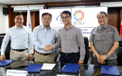 <p style="text-align: left;"><span class="s1"><strong>PARTNERSHIP. </strong>Clark International Airport Corp (CIAC) President and CEO Arrey Perez (2nd from right) and Philippine Charity Sweepstakes Office (PCSO) General Manager Melquiades Robles (2nd from left) shake hands after the signing of a memorandum of agreement at the CIAC main office on Aug. 2, 2024. The PCSO on Monday (Aug. 5) said the MOA provides for </span>the establishment of the charity institution’s back-up draw court facility at the Clark Civil Aviation Complex.<strong><em> </em></strong><em>(Photo courtesy of CIAC)</em></p>