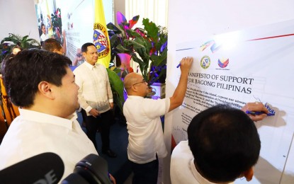 <p><strong>FULL SUPPORT.</strong> Governors in the Visayas sign a manifesto of unity for President Ferdinand R. Marcos Jr. and in support of the Bagong Pilipinas (New Philippines) governance campaign during Cebu province’s 455th founding anniversary at the capitol in Cebu City on Monday (Aug. 5, 2024). First Lady Liza Araneta-Marcos witnessed the signing. <em>(Photo courtesy of Cebu Capitol-PIO)</em></p>