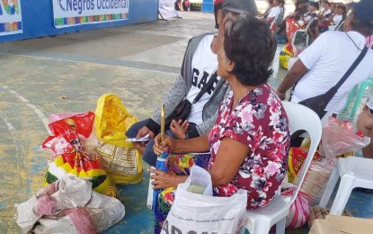 <p><strong>FOOD CREDITS.</strong> Beneficiaries of Walang Gutom: Food Stamp Program in E.B. Magalona, Negros Occidental, with the food package they redeemed using the PHP3,000 food credits in their electronic benefit transfer card for July 2024. Some 43,021 households in Negros Occidental stand to benefit from the monthly food assistance. <em>(File photo courtesy of DSWD-Western Visayas)</em></p>