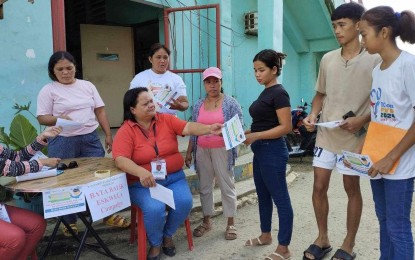 <p><strong>4Ps SCHOOLKIDS.</strong> Social workers assist children of Pantawid Pamilyang Pilipino Program (4Ps) families in one of the provinces in Central Visayas. Department of Social Welfare and Development-Central Visayas’ 4Ps Division head Jiah Sayson said on Tuesday (Aug. 6, 2024) they activated the 4Ps Bata Balik Eskwela (BBE) to ensure the conditional cash transfer beneficiary families enroll their children in schools. <em>(Photo courtesy of DSWD-7)</em></p>